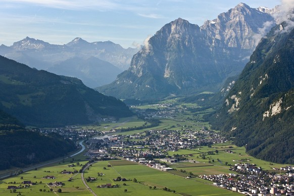 Niederurnen, rechts und Naefels mit Mollis, Glarus, am Donnerstag, 9. August 2012. Oben rechts der Rautispitz. (KEYSTONE/Alessandro Della Bella)