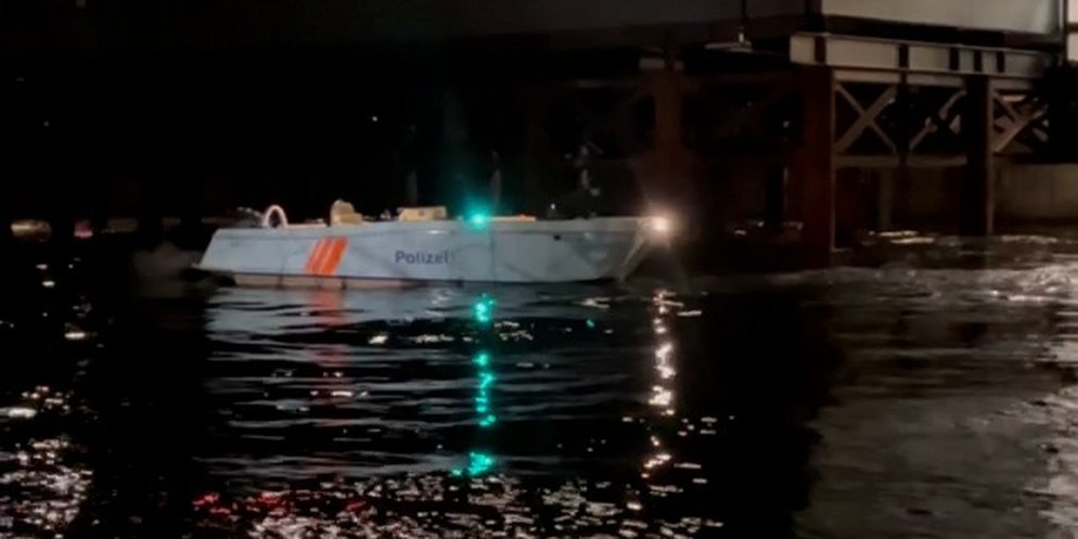 Nur mit einer roten Badehose bekleidet trieb ein Mann mitten in der Nacht in der Limmat. Rettungskräfte konnten den Mann beim Neumühlequai bergen. Trotz Reanimationsmassnahmen verstarb er kurz darauf  ...