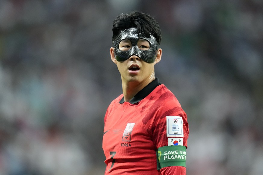 South Korea&#039;s Son Heung-min watches during the World Cup group H soccer match between South Korea and Ghana, at the Education City Stadium in Al Rayyan, Qatar, Monday, Nov. 28, 2022. (AP Photo/Le ...