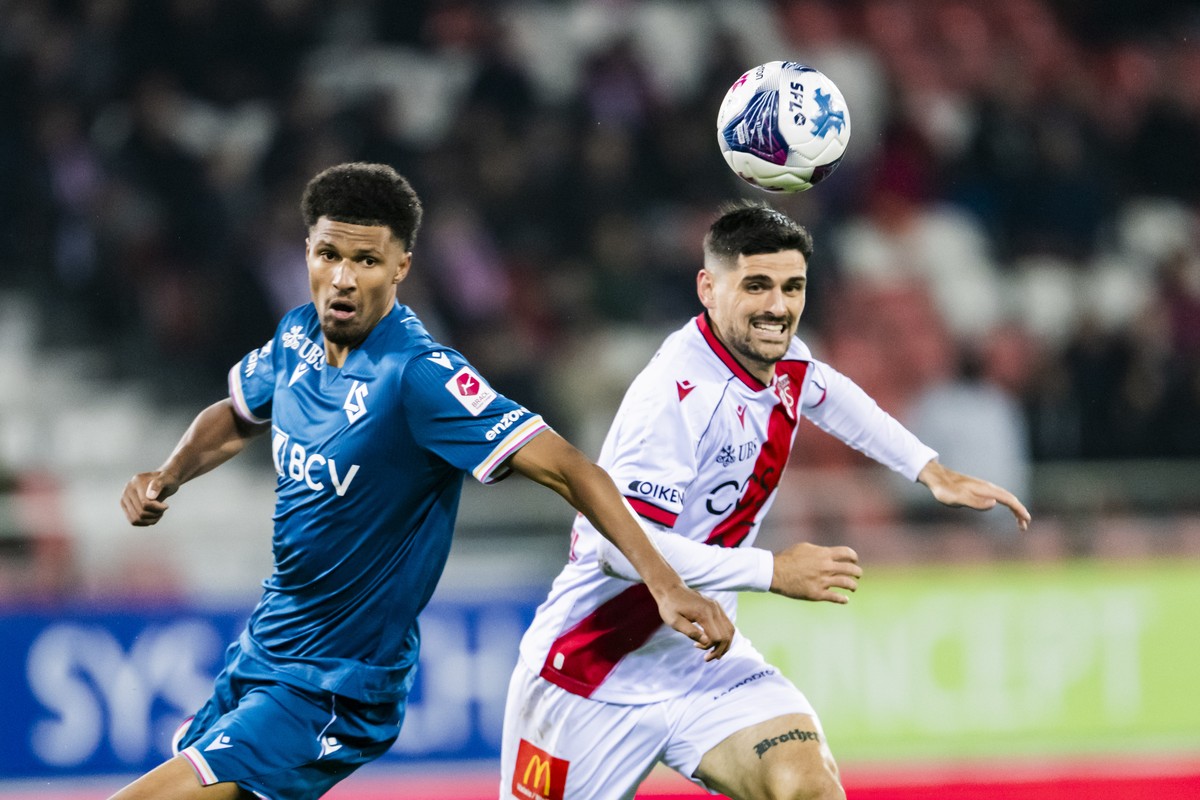 Karim Sow (LS), gauche, lutte pour le ballon avec Rilind Nivokazi (SIO), droite, lors de la rencontre de football de Super League entre FC Sion et FC Lausanne-Sport le dimanche 25 octobre 2026 au stad ...