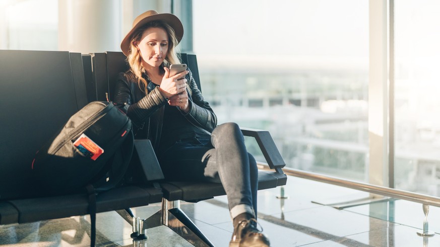 Frau am Flughafen. Reisen. Flugzeug.