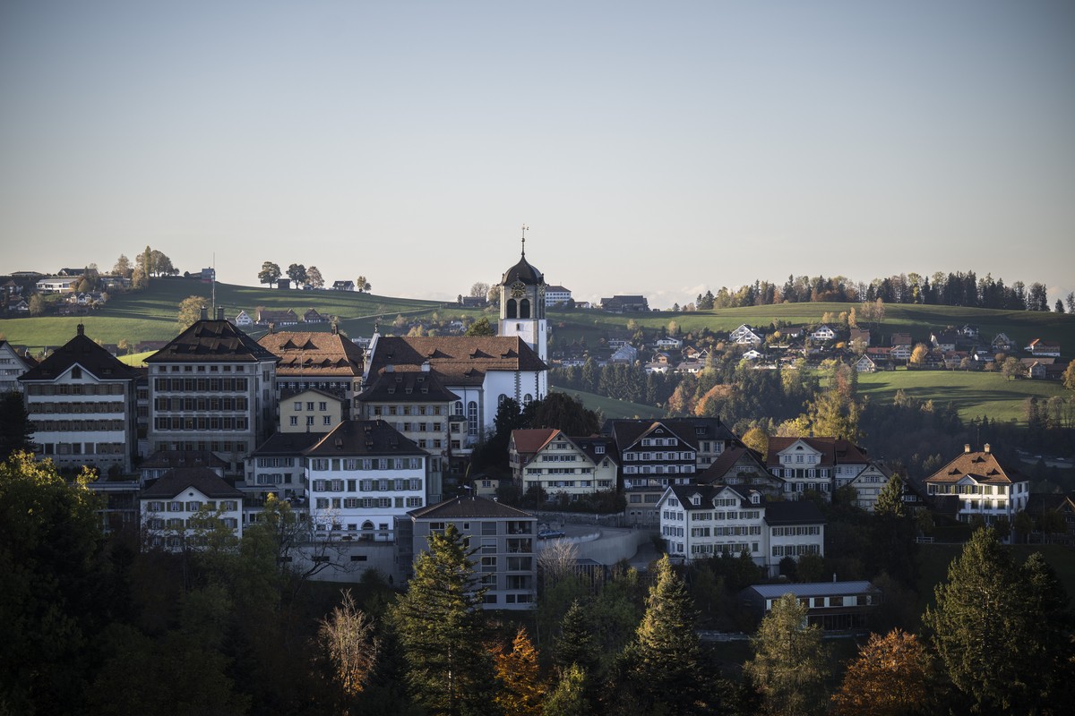 Blick auf Trogen, aufgenommen am Mittwoch, 8. November 2023, in Trogen. Im Kanton Appenzell Ausserrhoden wird Ende November ueber eine Grossfusion der Gemeinden abgestimmt. (KEYSTONE/Gian Ehrenzeller)