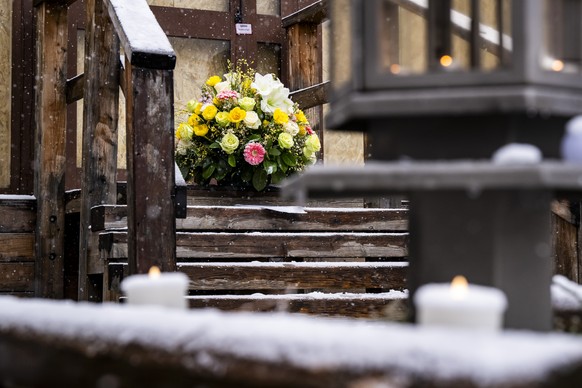 epa12687663 A bouquet of flowers placed by the Italian women ski team to pay tribute to the victims in front of the entrance of the 'Le Constellation' bar after the fire at the bar and loung ...