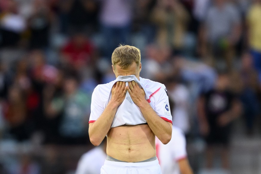 L&#039;attaquant valaisan Gaetan Karlen montre sa deception lors du match retour du barrage de promotion en Super League et de relegation en Challenge League de football entre le FC Stade Lausanne Ouc ...