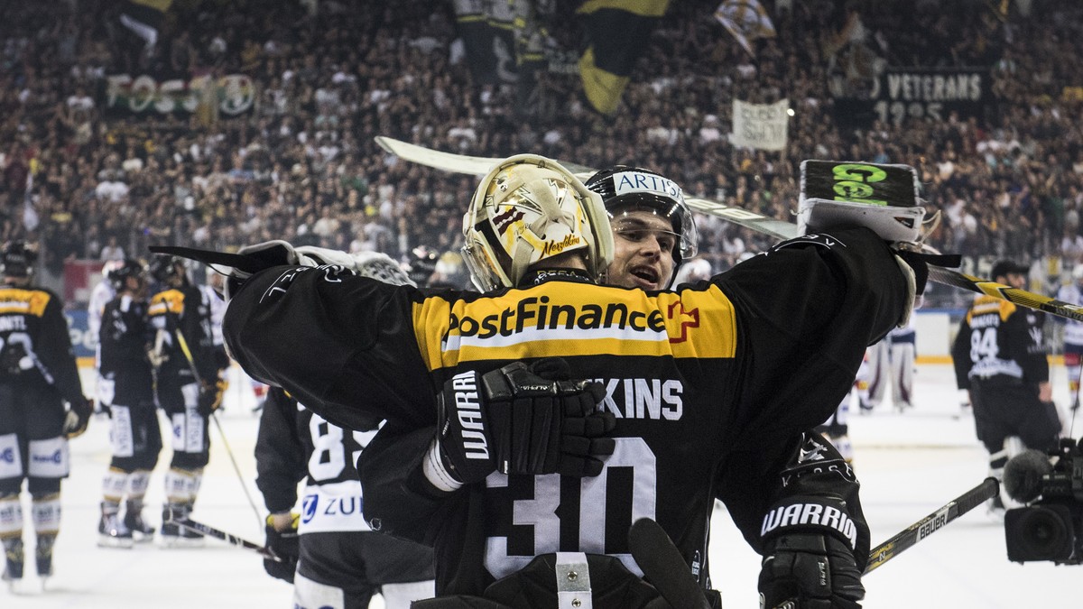 Lugano’s goalkeeper Elvis Merzlikins , left, celebrate the victory with Lugano’s player Gregory Hofmann, right, during the fifth match of the playoff final of the National League of the ice hockey Swi ...