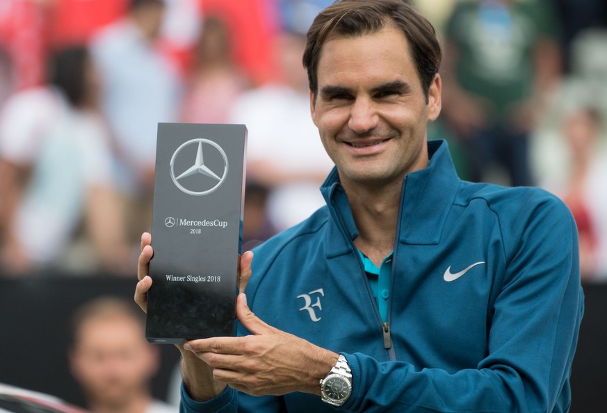 17.06.2018, Baden-Württemberg, Stuttgart: Tennis: ATP-Tour - Stuttgart, Einzel, Herren, Finale. Federer (Schweiz) - Raonic (Kanada). Roger Federer zeigt bei der Siegerehrung die Siegertrophäe. (KEYSTO ...