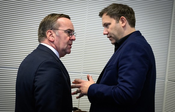 03.12.2024, Berlin: Boris Pistorius (l, SPD), Bundesminister der Verteidigung, und Lars Klingbeil, Vorsitzender der SPD, unterhalten sich vor Beginn der Fraktionssitzung der Bundestagsfraktion der SPD ...
