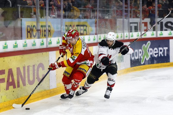 Biels Alexander Yakovenko, links, und Lausannes Jason Fuchs in Aktion im Eishockey Meisterschaftsspiel der National League zwischen dem EHC Biel und Lausanne HC, am Samstag, 25. November 2023, in der  ...