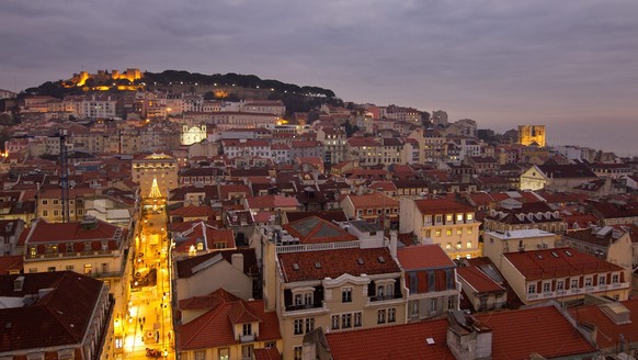 Night falls in the city of Lisbon, Portugal, pictured on November 29, 2011. (KEYSTONE/Alessandro Della Bella)

Die Daemmerung bricht ueber die Stadt am 29. November 2011 in Lissabon. (KEYSTONE/Alessan ...