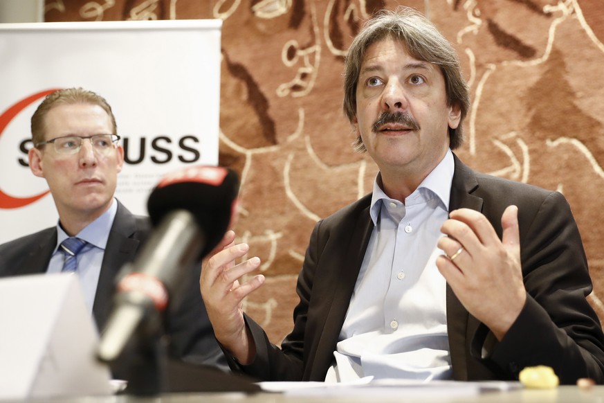 Paul Rechsteiner, Praesident SGB, rechts, spricht neben Adrian Wuethrich, Praesident Travail.Suisse, waehrend einer Medienkonferenz der Gewerkschaften ueber die flankierenden Massnahmen mit der EU, am ...