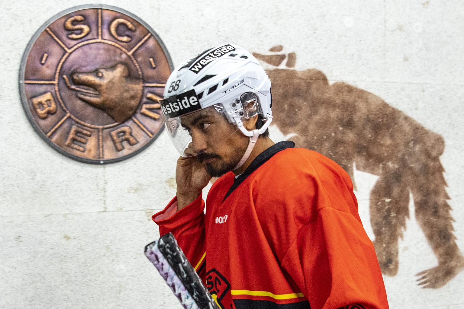 Spieler Eric Blum erscheint beim ersten Eistraining des SC Bern, am Montag, 2. August 2021, in der PostFinance Arena in Bern. (KEYSTONE/Peter Schneider)