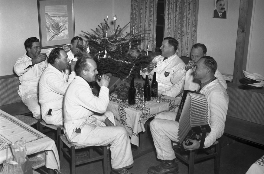 Die etwas andere Weihnachten in der Schweiz - Christnacht am Flughafen Zuerich-Kloten, aufgenommen am 24. Dezember 1958. Die BP-Crew feiert in ihren Overalls mit Musik, Bier und Christbaum Weihnachten ...