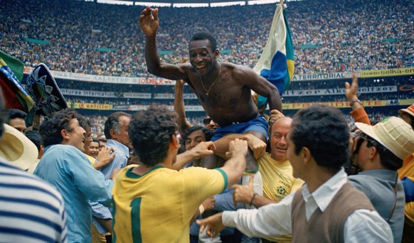 1970 gewinnt Pelé mit Brasilien in Mexiko die Weltmeisterschaft. Im Finale bezwingt Pelés Mannschaft Italien mit 4:1.
