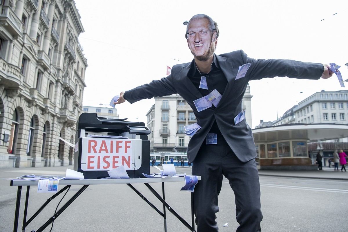 Ein Vollgeld-Aktivist mit einer Pierin Vincenz-Maske haelt gedruckte Tausender Noten in der Hand, anlaesslich einer Aktion zur Causa "Vincenz/Raiffeisen", am Donnerstag, 15. Maerz 2018, auf  ...