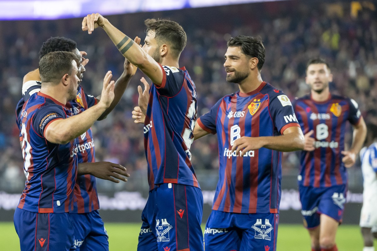 Die basler Spieler jubeln nach dem Tor zum 2:1 im Fussball Meisterschaftsspiel der Swiss Super League zwischen dem FC Basel 1893 und dem Grasshopper Club Zuerich im Stadion St. Jakob-Park in Basel, am ...
