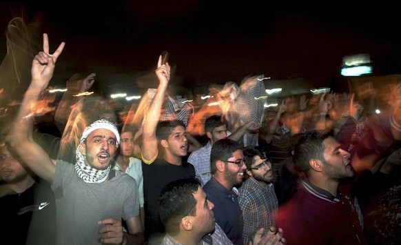 Anhänger der Muslimbrüder vor der israelischen Botschaft in Amman, Jordanien, bejubeln die mutmassliche Entführung eines israelischen Soldaten.