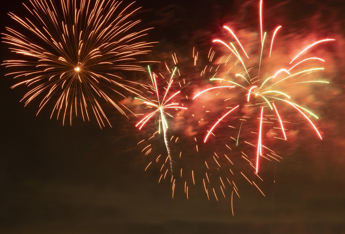 epa13267411 Fireworks light up the sky during the closing ceremony of the La Merce festivities in Barcelona, Spain, 27 September 2026. EPA/MARTA PEREZ