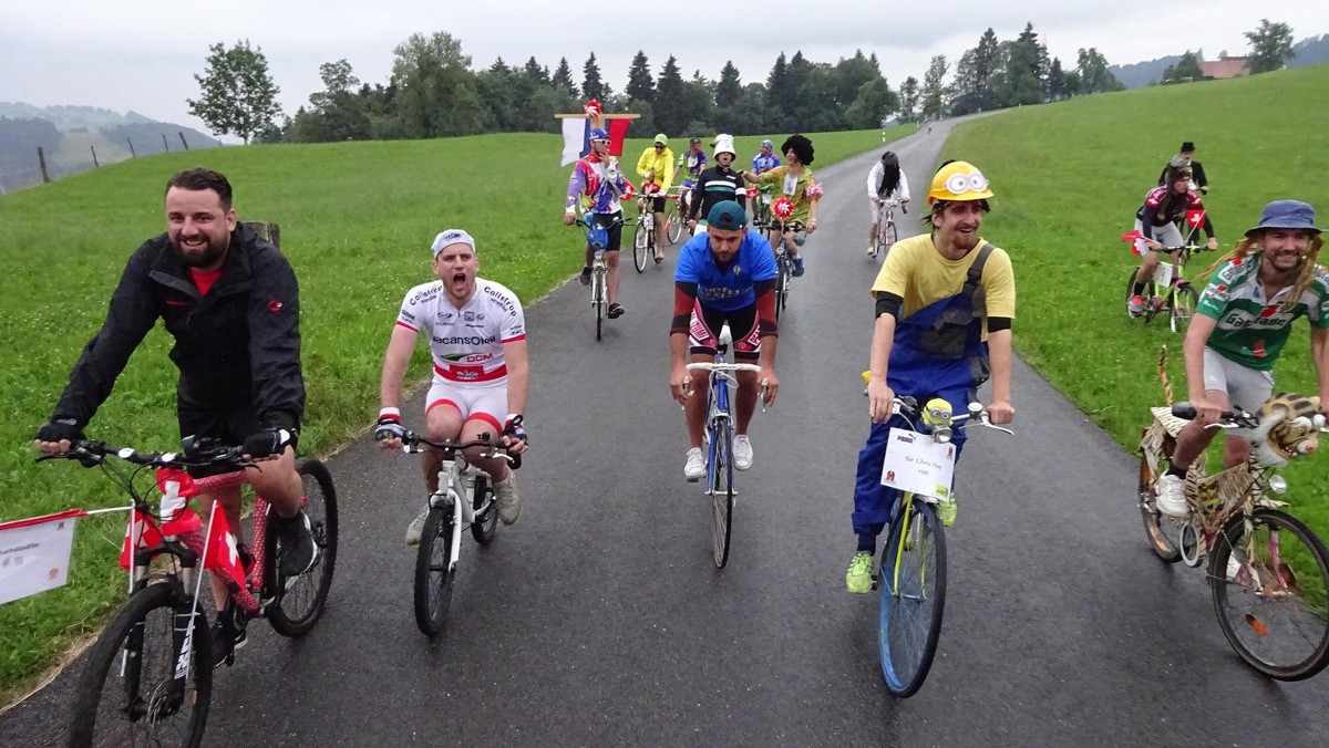 Da rollt das Feld der Tour de Tänler auf der letzten Etappe dem Ziel entgegen.
