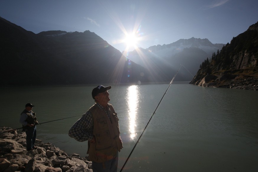 Fischer geniessen die tolle Abend- und Herbststimmung am Goeschenersee auf der Goescheneralp im Kanton Uri, am Dienstag, 29. September 2009. (KEYSTONE/Urs Flueeler)

Fisher enjoy a sunny day with mi ...