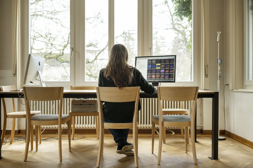 ARCHIVBILD ZUR GEPLANTEN AUFHEBUNG DER HOMEOFFICE-PFLICHT AB AB 31. MAI 2021 BEI REGELMAESSIGEM TESTEN - Eine Frau arbeitet an ihrem Arbeitsplatz im Homeoffice, fotografiert am 22. Januar 2021 in Aara ...