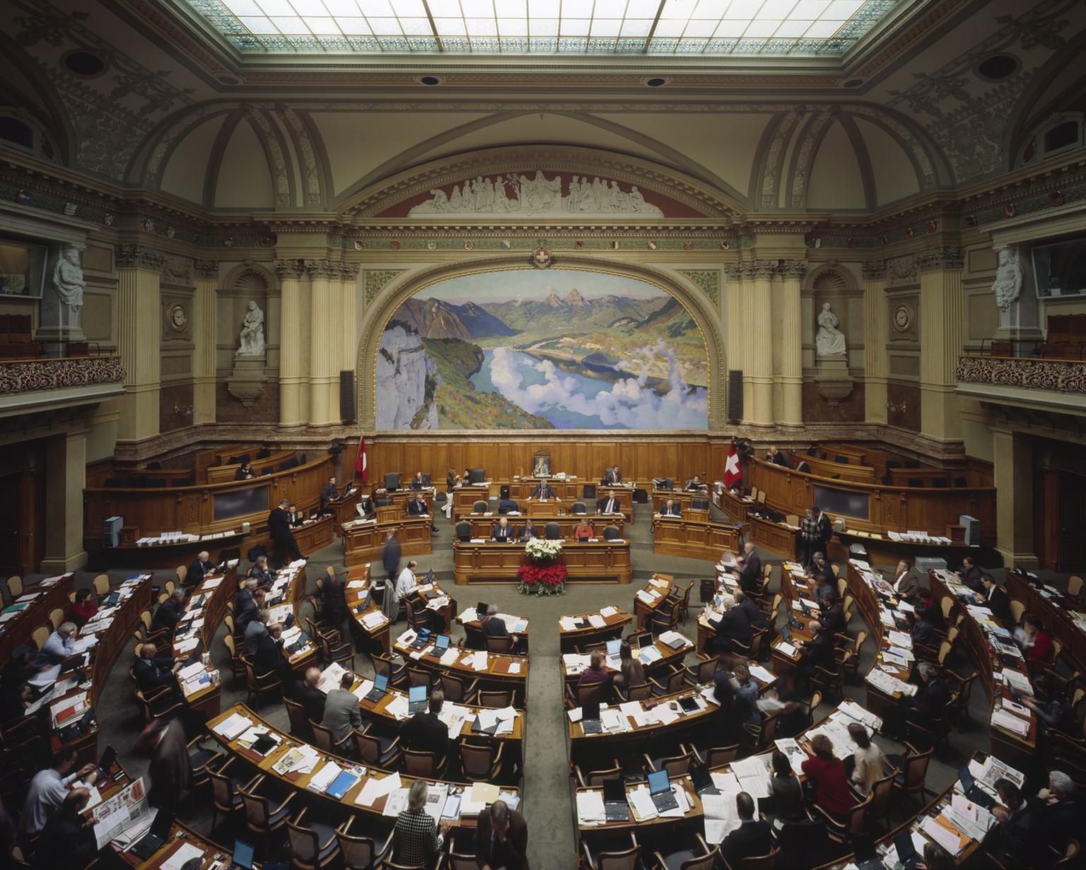 Blick auf den Nationalratssaal im Berner Parlamentsgebäude: Hier werden ab Montagnachmittag für drei Wochen wieder Gesetze beraten und verabschiedet.