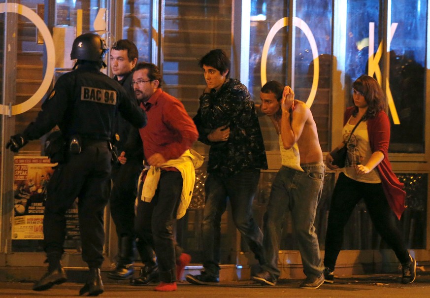 Bei einer Serie koordinierter Anschläge in Paris töten Kommandos der Terrormiliz Islamischer Staat (IS) 130 Menschen. Sie richten ein Massaker im Musikclub «Bataclan» an, beschiessen Bars und Restaura ...