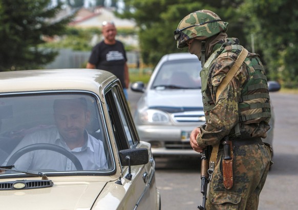 Ein ukrainischer Soldat bei der Personenkontrolle.