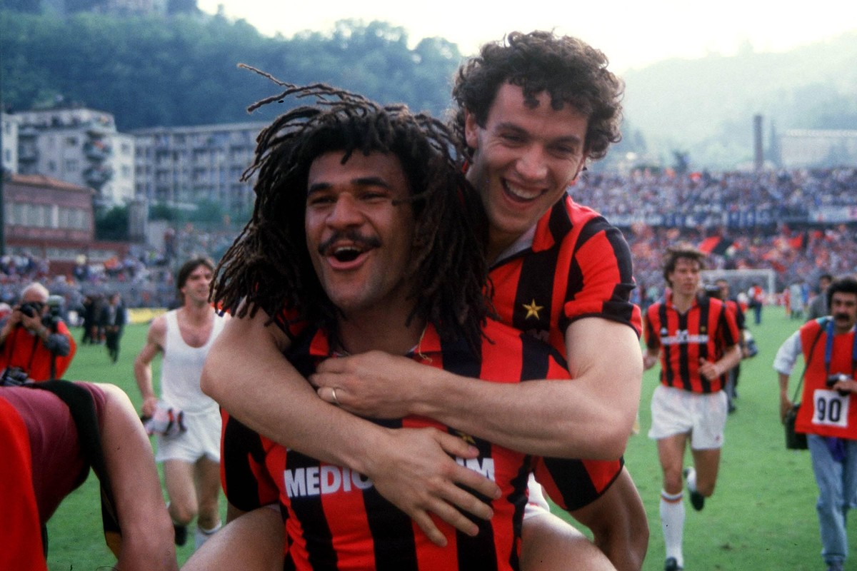 Bildnummer: 00745852 Datum: 15.05.1988 Copyright: imago/Buzzi
Ruud Gullit (vorn) feiert mit Roberto Donadoni (beide Milan) die Italienische Meisterschaft; Vdig, quer, Italienischer Meister, Sieg, Sie ...