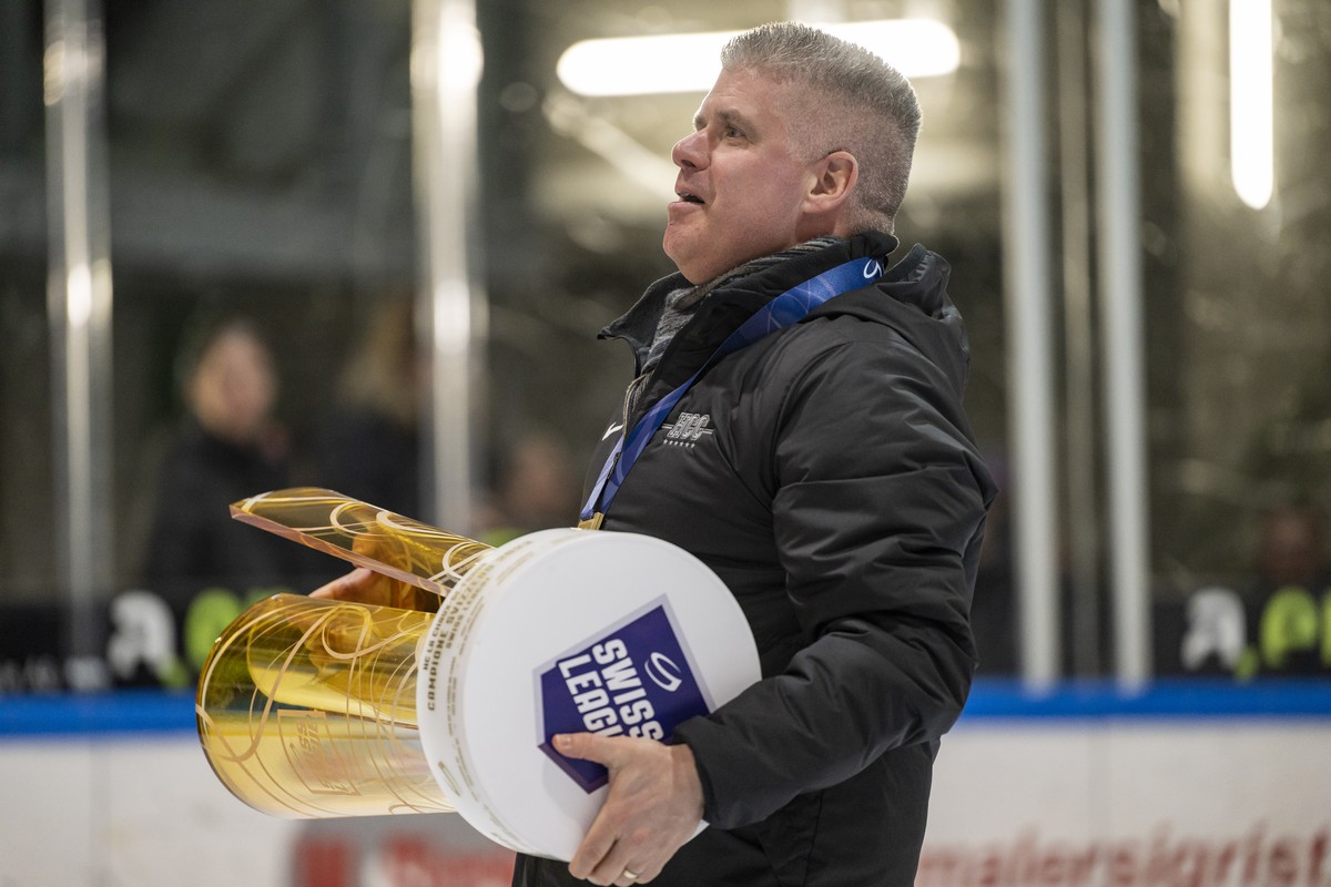 Chaux-de-Fonds Headcoach Louis Matte jubelt mit dem Pokal des Schweizer Meisters der Swiss League nach dem vierten Spiel des Eishockey Playoff Finals der Swiss League zwischen dem EHC Olten und dem HC ...