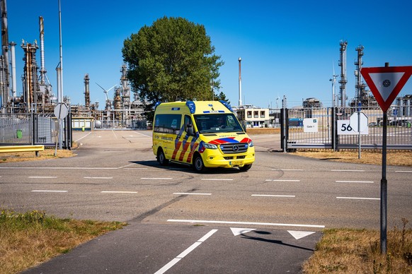ROTTERDAM - Emergency services at an incident at a company on Moezelweg in Rotterdam-Europoort where one person died and several were injured. MEDIA TV / ANP netherlands out - belgium out PUBLICATIONx ...