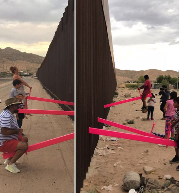 Links schaukeln US-Bürger, rechts mexikanische Kinder.