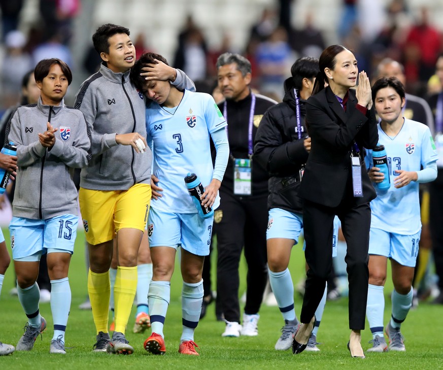 epa07642204 Players of Thailand applaud fans after the FIFA Women&#039;s World Cup 2019 preliminary round match between USA and Thailand in Reims, France, 11 June 2019. USA won 13-0. EPA/TOLGA BOZOGLU