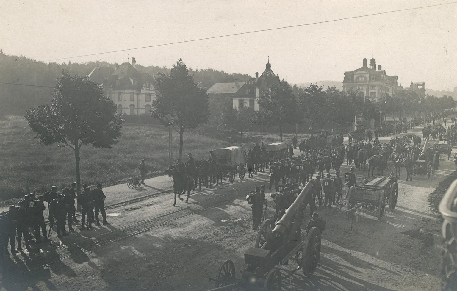 Berittene Artillerie und Materialzug im Freiburger Stadtteil Pérolles. Vorbereitungen der Parade anlässlich der Mobilisierung im August 1914.
