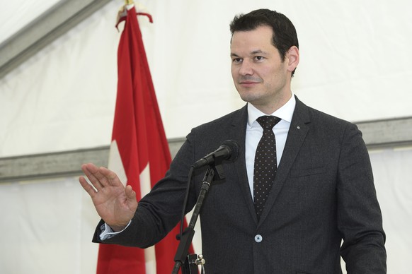 Pierre Maudet, droite, conseiller d’Etat charge du departement de la securite et de l’economie (DSE) s&#039;exprime avant la ceremonie de pose de la premiere pierre du batiment de stationnement de tro ...