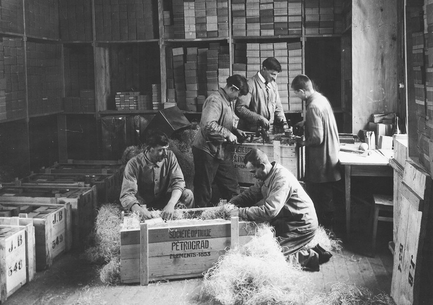 Verpackung der Zünder von Jules Bloch in absichtlich falsch beschriftete Kisten, um einen diskreten Transport zu ermöglichen.