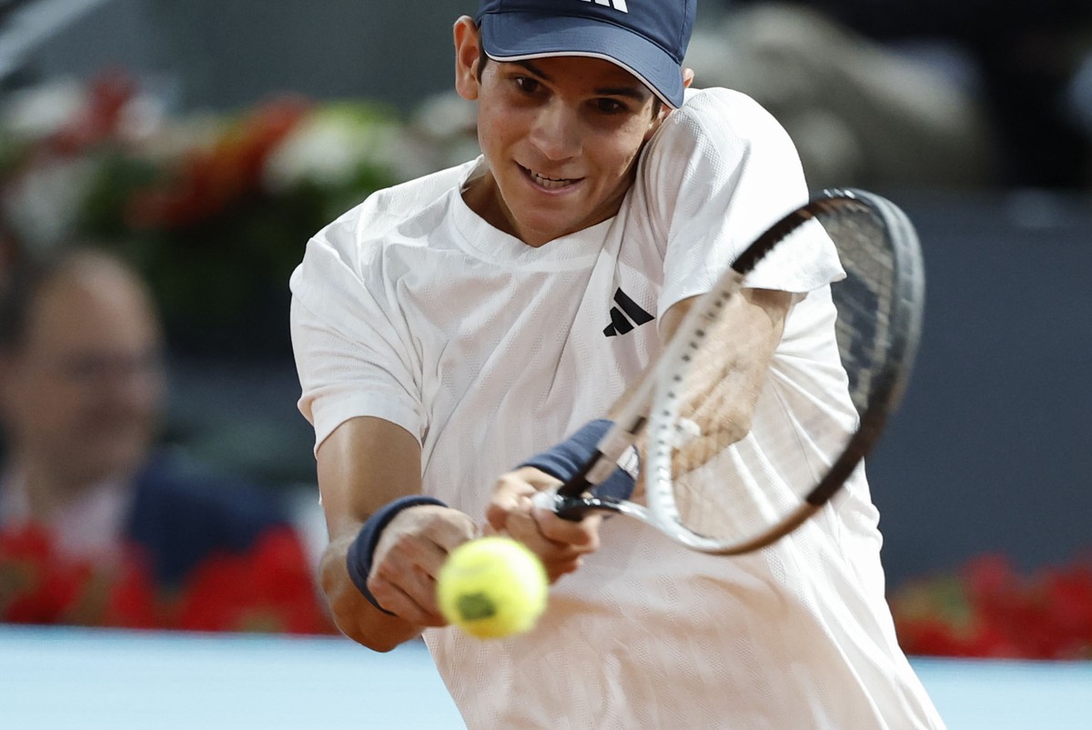 epa12921780 Rafael Jodar of Spain in action during his men's quarter-finals match against Jannik Sinner of Italy at the Madrid Open tennis tournament in Madrid, Spain, 29 April 2026. EPA/Chema Mo ...