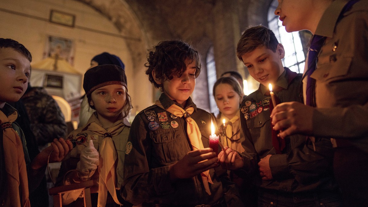 De jeunes Ukrainiens en pleine célébration du culte de Noël, le 25 décembre, à Karkhiv.
