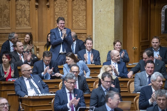 Nationalrat und Parteipraesident Albert Roesti, SVP-BE, Mitte, spendet Applaus ueber die Wiederwahl von Bundesrat Ueli Maurer (SVP-ZH), nicht im Bild, waehrend den Bundesratswahlen, am Mittwoch, 11. D ...