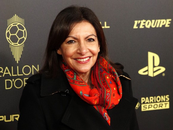 epa09611381 Paris mayor Anne Hidalgo arrives for the 2021 Ballon d&#039;Or ceremony at Theatre du Chatelet in Paris, France, 29 November 2021. EPA/YOAN VALAT