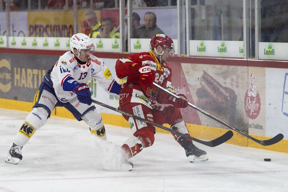 Lias Andersson (EHCB), rechts, kaempft um den Puck mit Joel Henry (EHCK) im Spiel der Eishockey National League zwischen EHC Biel-Bienne, EHCB, und EHC Kloten, EHCK, vom Freitag, 30. Oktober 2026 in T ...