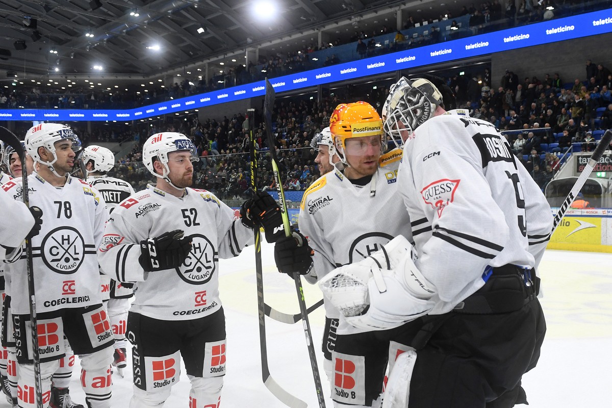 Lugano's players at the end of the preliminary round game of National League Swiss Championship 2022/23 between, HC Ambri Piotta against HC Lugano at the Gottardo Arena in Ambri, Thursday, March  ...