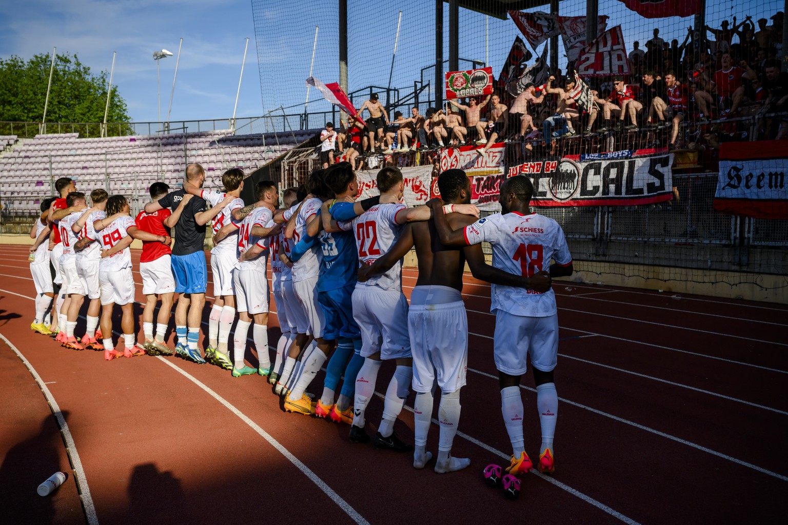 Les joueus du FC Winterthour fetent la victoire lors de la rencontre du championnat de football de Super League entre le FC Stade Lausanne Ouchy et le FC Winterthur le dimanche 14 avril 2024 au stade  ...