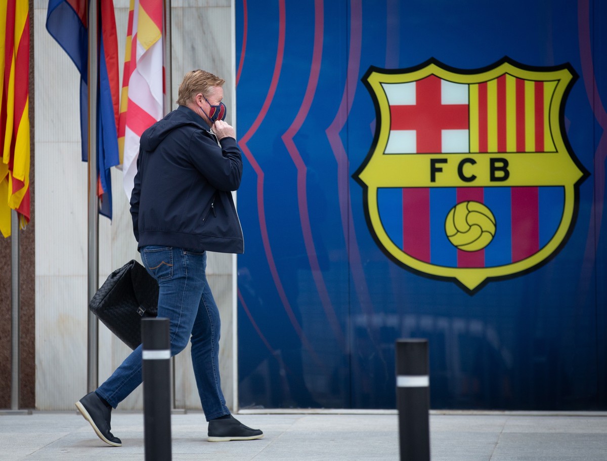 epa08952232 FC Barcelona's head coach Ronald Koeman arrives at the team's headquarters in Barcelona, Catalonia, Spain, 20 January 2021, for a meeting with candidates for the club's pres ...
