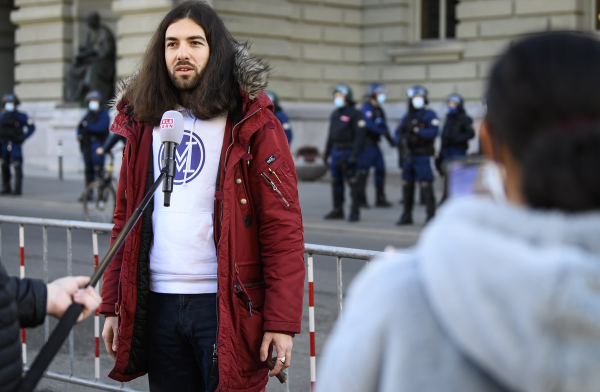 Nicolas Rimoldi, Praesident von Mass Voll, spricht mit Journalisten waehrend die Demo gegen die Massnahmen im Zusammenhang mit dem Coronavirus, am Samstag, 5. Februar 2022, vor das Bundeshaus in Bern. ...