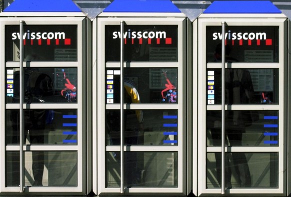 Swisscom Telefonkabinen, aufgenommen in Zuerich am Mittwoch, 22.Maerz 2000 . (KEYSTONE/Walter Bieri) ===ELECTRONIC IMAGE ===