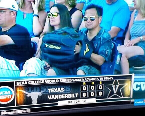 Ich bin neidisch! Den will ich auch! Zugegeben, das Baseball-Spiel zwischen der University of Texas und Vanderbilt fand nicht wie der Titel vermuten lässt im Bundesstaat Texas statt, sondern in Omaha ...