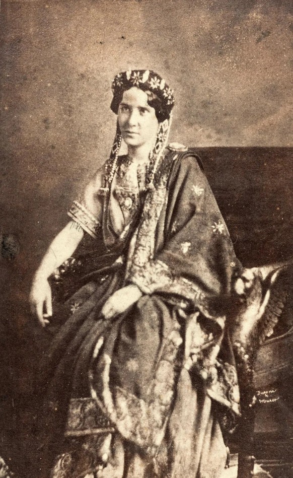 Eine Aufnahme von Rachel, gedruckt auf eine carte de visite. In den Anfängen der Fotografie liessen die meisten Schauspielerinnen und Schauspieler für solche Karten Studioaufnahmen in Alltagskleidung  ...