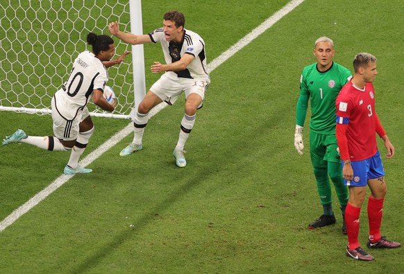 epa10342547 Serge Gnabry (L) of Germany celebrates with Thomas Mueller after scoring the 1-0 as goalkeeer Keylor Navas and Juan Pablo Vargas of Costa Rica (R) show their dejection during the FIFA Worl ...