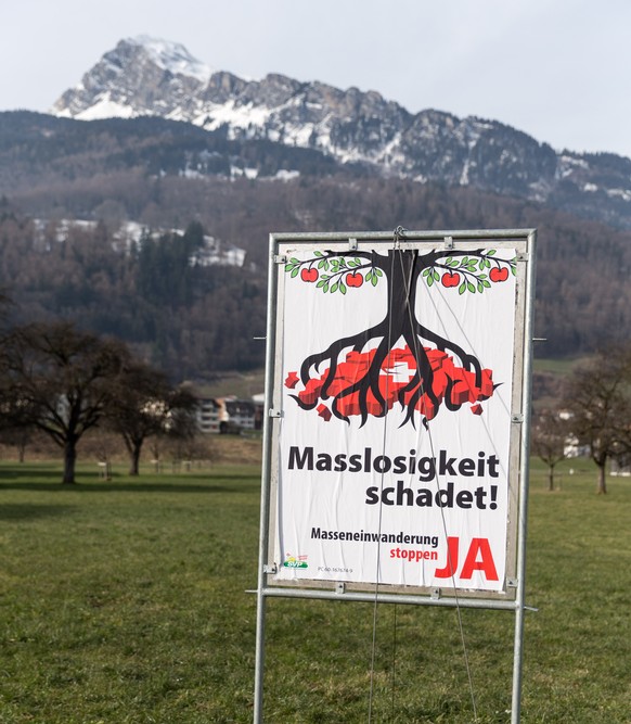 ZUR EIDGENOSSISCHEN ABSTIMMUNG UEBER DIE INITIIATIVE „GEGEN MASSENEINWANDERUNG“ STELLEN WIR IHNEN AM SONNTAG, 9. FEBRUAR 2014 FOLGENDES ARCHIVBILD ZUR VERFUEGUNG – Plakat von Befuerwortern der SVP Vol ...