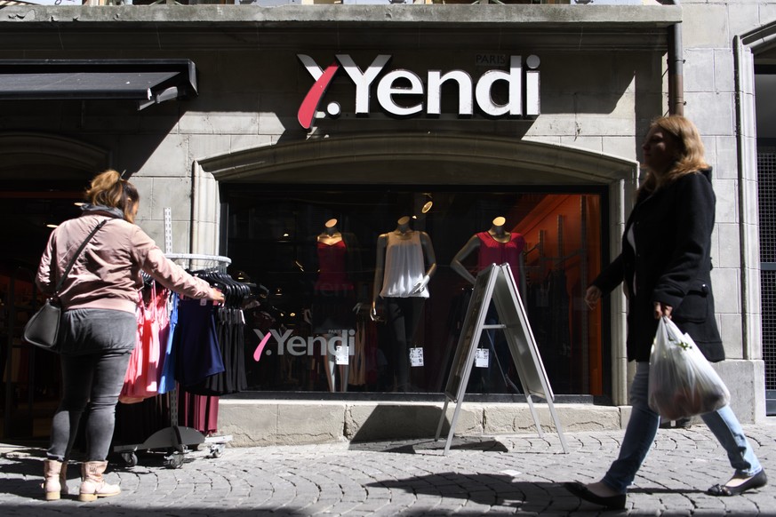 L&#039;enseigne de Yendi photographiee sur la vitrine de la succursale du magasin de mode ce mercredi 12 avril 2017 a Lausanne. Yendi, qui emploie environ 500 personnes en Suisse, a demande mardi l&#0 ...